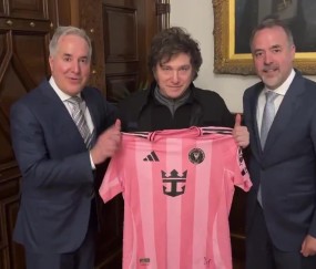 ?阿根廷总统米莱接见迈阿密国际老板，获赠梅西签名球衣