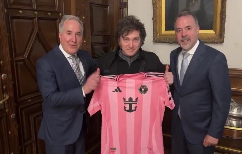 ?阿根廷总统米莱接见迈阿密国际老板，获赠梅西签名球衣