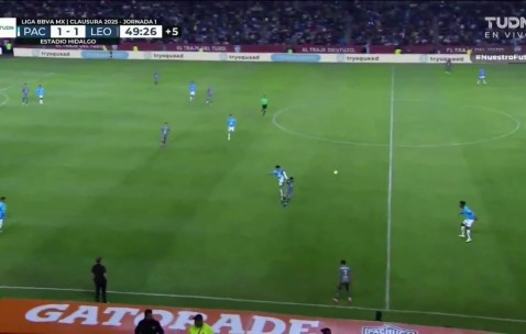 太吓人了?墨西哥联赛J罗被对手踢到脑袋后面，捂头痛苦倒地