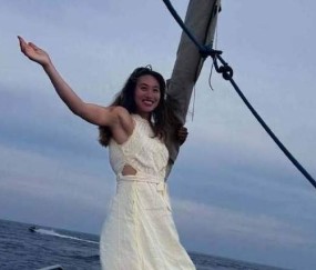 浮生半日闲!郑钦文西班牙出海散心,一身黄色长裙头发蓬松笑容灿烂