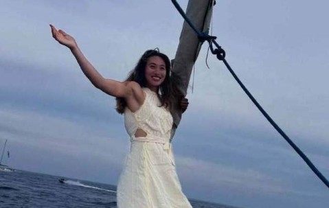 浮生半日闲!郑钦文西班牙出海散心,一身黄色长裙头发蓬松笑容灿烂