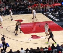 ✈️起飞！巴特勒借库里掩护空接暴扣！打进勇士生涯首球