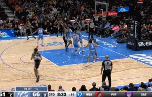 ?我还是很猛的！比永博篮下接球强打 暴起左手单臂劈扣阿伦！