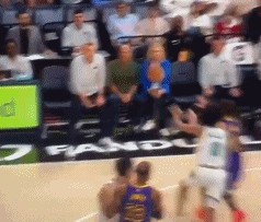 ?东契奇被推出界外躺在灰熊女助教身旁 说的是：我真TM受够了~