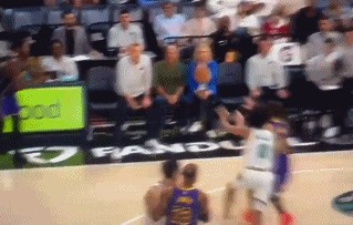 ?东契奇被推出界外躺在灰熊女助教身旁 说的是：我真TM受够了~