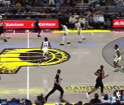 外线开炮！奥科罗和亨特先后飙中三分 骑士领先两位数打停步行者