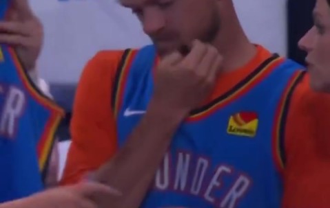 ?相似度有多少？G1场边惊现假卡鲁索 头顶锃光瓦亮?