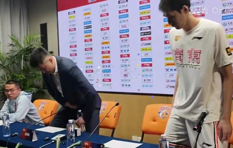 最后时刻发球罚球困扰中国球员？杜锋：这是CBA 下次问下郭导