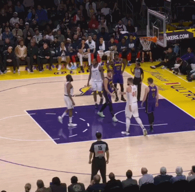 ?077往球上加佐料被裁判警告?老詹两手一摊连问3遍:What?