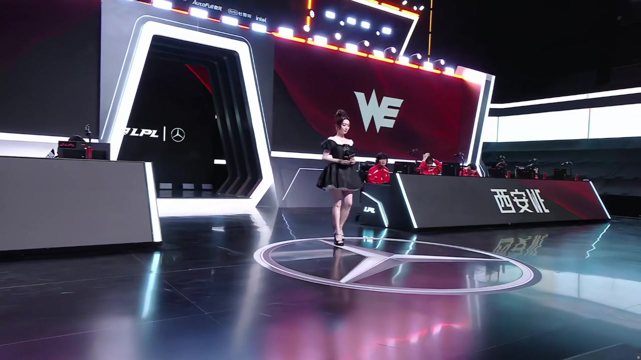 深圳NIP主场主持人小悠珊珊出场：黑白公主裙，声音中气十足