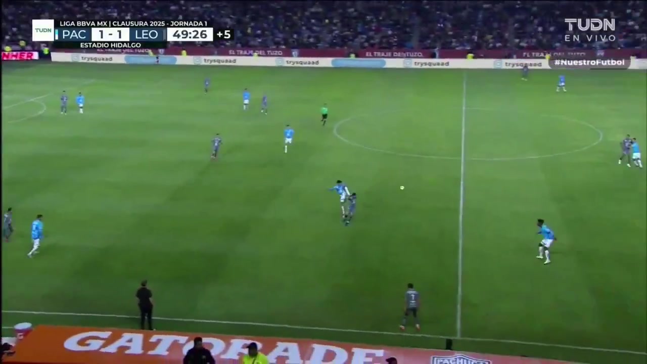 太吓人了?墨西哥联赛J罗被对手踢到脑袋后面，捂头痛苦倒地