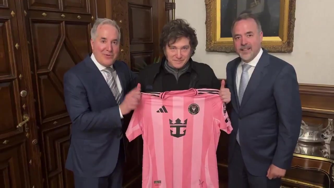 ?阿根廷总统米莱接见迈阿密国际老板，获赠梅西签名球衣