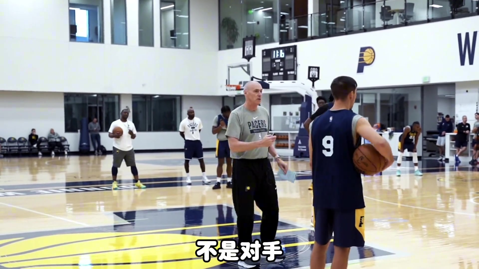 杨毅：锡伯杜面对卡莱尔不堪一击 尼克斯想争冠不能用他&他该退了